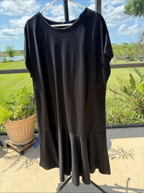 Relaxed Black short sleeved Midi Dress with Flounced Hem